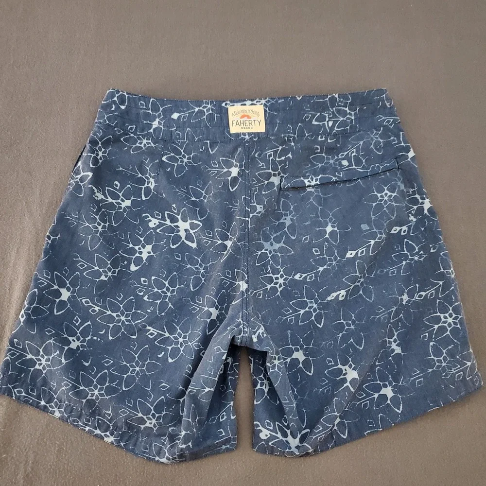 Faherty Brand Mens Blue Floral Batik Board Shorts Size 30 Made in USA‎  Trunks